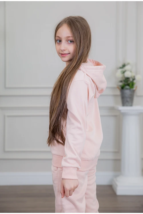 طقم بناتي أنيق قطعتين لون وردي مع قبعة هودي و أكمام طويلة مع كتابة أمامية و بنطلون بجيوب و مطاط من الأسفل