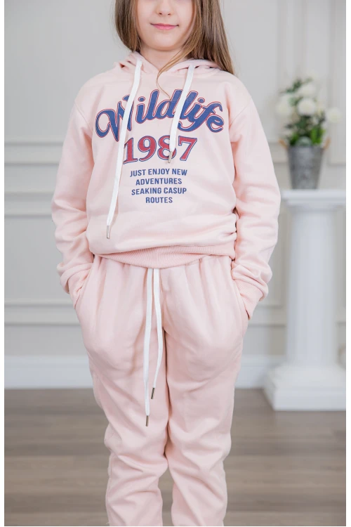 طقم بناتي أنيق قطعتين لون وردي مع قبعة هودي و أكمام طويلة مع كتابة أمامية و بنطلون بجيوب و مطاط من الأسفل