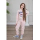 طقم بناتي أنيق قطعتين لون وردي مع قبعة هودي و أكمام طويلة مع كتابة أمامية و بنطلون بجيوب و مطاط من الأسفل