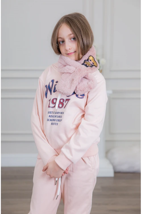 طقم بناتي أنيق قطعتين لون وردي مع قبعة هودي و أكمام طويلة مع كتابة أمامية و بنطلون بجيوب و مطاط من الأسفل
