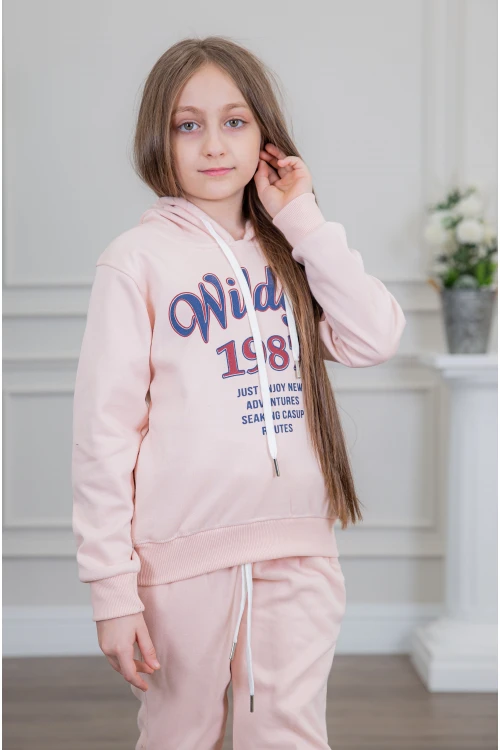 طقم بناتي أنيق قطعتين لون وردي مع قبعة هودي و أكمام طويلة مع كتابة أمامية و بنطلون بجيوب و مطاط من الأسفل