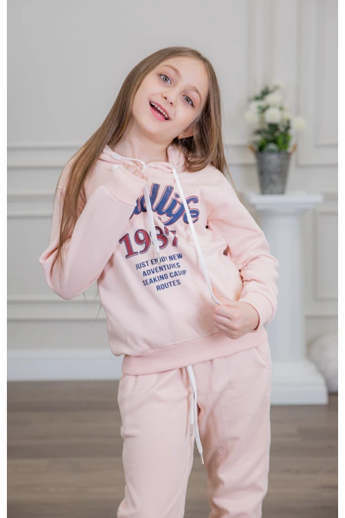 طقم بناتي أنيق قطعتين لون وردي مع قبعة هودي و أكمام طويلة مع كتابة أمامية و بنطلون بجيوب و مطاط من الأسفل