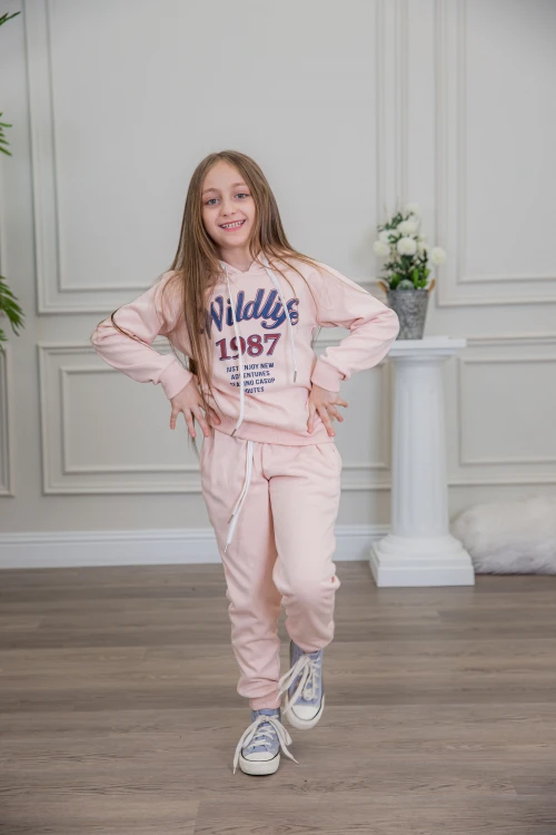 طقم بناتي أنيق قطعتين لون وردي مع قبعة هودي و أكمام طويلة مع كتابة أمامية و بنطلون بجيوب و مطاط من الأسفل