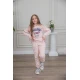 طقم بناتي أنيق قطعتين لون وردي مع قبعة هودي و أكمام طويلة مع كتابة أمامية و بنطلون بجيوب و مطاط من الأسفل