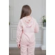 طقم بناتي أنيق قطعتين لون وردي مع قبعة هودي و أكمام طويلة مع كتابة أمامية و بنطلون بجيوب و مطاط من الأسفل