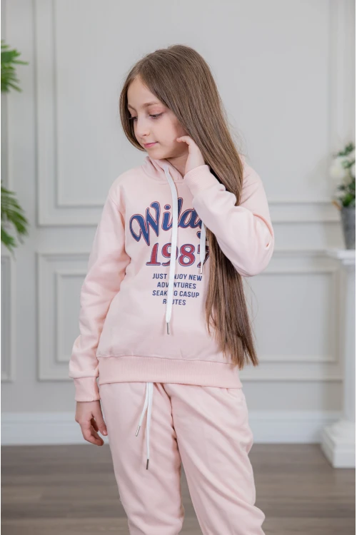 طقم بناتي أنيق قطعتين لون وردي مع قبعة هودي و أكمام طويلة مع كتابة أمامية و بنطلون بجيوب و مطاط من الأسفل
