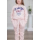 طقم بناتي أنيق قطعتين لون وردي مع قبعة هودي و أكمام طويلة مع كتابة أمامية و بنطلون بجيوب و مطاط من الأسفل