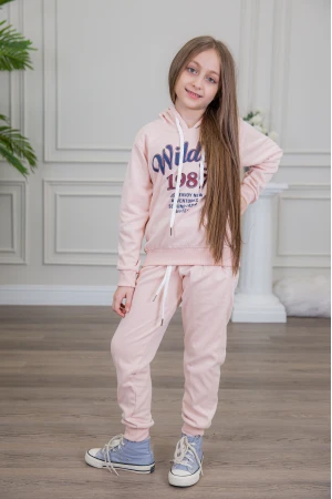  طقم بناتي أنيق قطعتين لون وردي مع قبعة هودي و أكمام طويلة مع كتابة أمامية و بنطلون بجيوب و مطاط من الأسفل