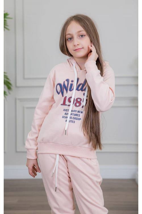طقم بناتي أنيق قطعتين لون وردي مع قبعة هودي و أكمام طويلة مع كتابة أمامية و بنطلون بجيوب و مطاط من الأسفل