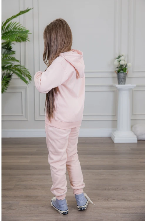 طقم بناتي أنيق قطعتين لون وردي مع قبعة هودي و أكمام طويلة مع كتابة أمامية و بنطلون بجيوب و مطاط من الأسفل