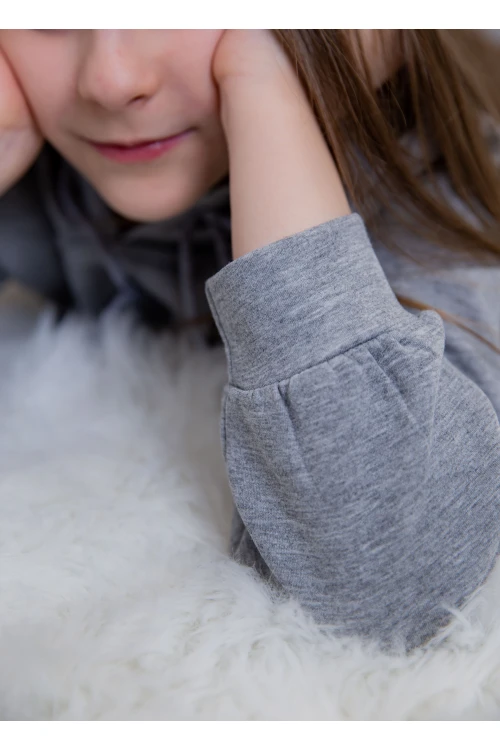 طقم بناتي أنيق قطعتين لون رمادي مع قبعة هودي و أكمام طويلة مع كتابة أمامية و بنطلون بجيوب و مطاط من الأسفل