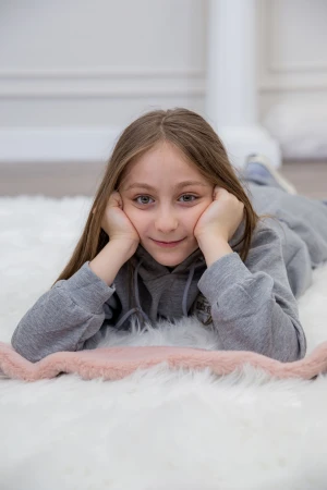 طقم بناتي أنيق قطعتين لون رمادي مع قبعة هودي و أكمام طويلة مع كتابة أمامية و بنطلون بجيوب و مطاط من الأسفل