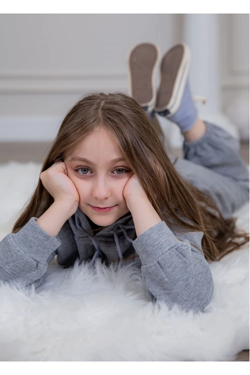 طقم بناتي أنيق قطعتين لون رمادي مع قبعة هودي و أكمام طويلة مع كتابة أمامية و بنطلون بجيوب و مطاط من الأسفل