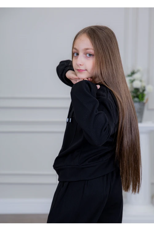 طقم بناتي أنيق قطعتين لون أسود مع قبعة هودي و أكمام طويلة  مع سحاب أمامي و بنطلون بجيوب و مطاط من الأسفل