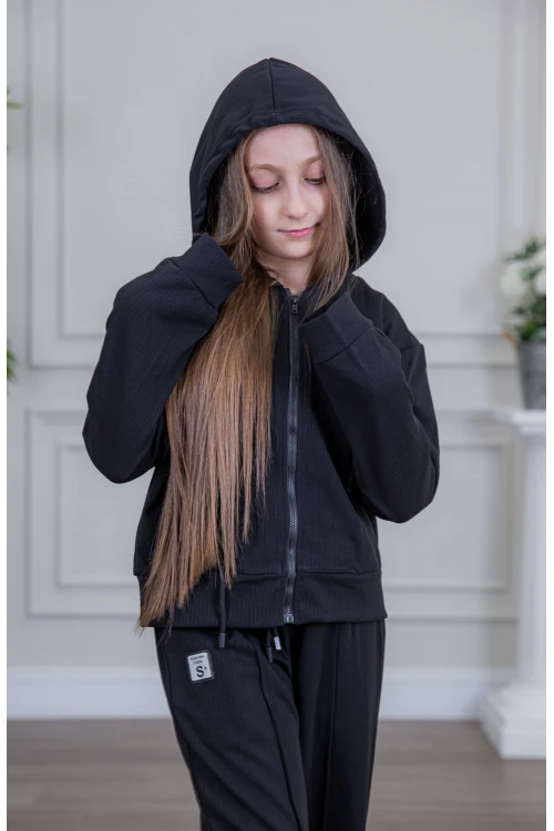 طقم بناتي أنيق قطعتين لون أسود مع قبعة هودي و أكمام طويلة  مع سحاب أمامي و بنطلون بجيوب و مطاط من الأسفل