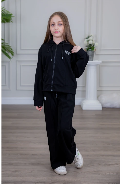 طقم بناتي أنيق قطعتين لون أسود مع قبعة هودي و أكمام طويلة  مع سحاب أمامي و بنطلون بجيوب و مطاط من الأسفل