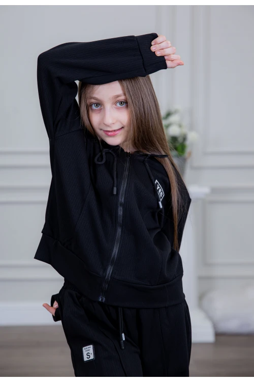 طقم بناتي أنيق قطعتين لون أسود مع قبعة هودي و أكمام طويلة  مع سحاب أمامي و بنطلون بجيوب و مطاط من الأسفل