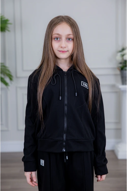 طقم بناتي أنيق قطعتين لون أسود مع قبعة هودي و أكمام طويلة  مع سحاب أمامي و بنطلون بجيوب و مطاط من الأسفل