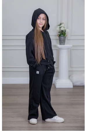 طقم بناتي أنيق قطعتين لون أسود مع قبعة هودي و أكمام طويلة  مع سحاب أمامي و بنطلون بجيوب و مطاط من الأسفل