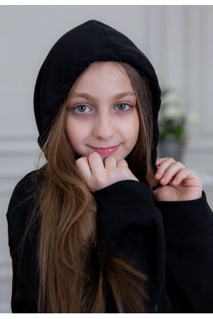 طقم بناتي أنيق قطعتين لون أسود مع قبعة هودي و أكمام طويلة  مع سحاب أمامي و بنطلون بجيوب و مطاط من الأسفل