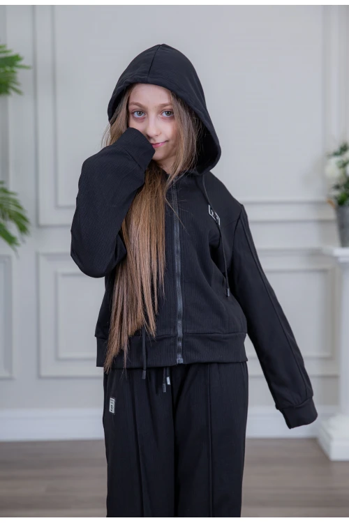 طقم بناتي أنيق قطعتين لون أسود مع قبعة هودي و أكمام طويلة  مع سحاب أمامي و بنطلون بجيوب و مطاط من الأسفل