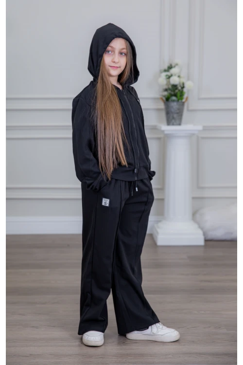 طقم بناتي أنيق قطعتين لون أسود مع قبعة هودي و أكمام طويلة  مع سحاب أمامي و بنطلون بجيوب و مطاط من الأسفل