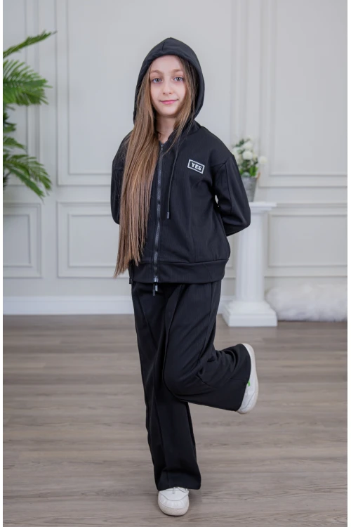 طقم بناتي أنيق قطعتين لون أسود مع قبعة هودي و أكمام طويلة  مع سحاب أمامي و بنطلون بجيوب و مطاط من الأسفل