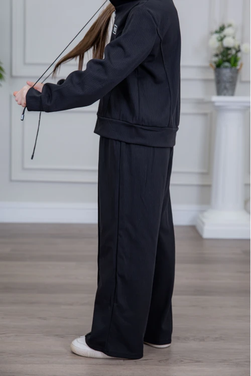 طقم بناتي أنيق قطعتين لون أسود مع قبعة هودي و أكمام طويلة  مع سحاب أمامي و بنطلون بجيوب و مطاط من الأسفل