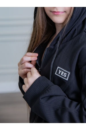 طقم بناتي أنيق قطعتين لون أسود مع قبعة هودي و أكمام طويلة  مع سحاب أمامي و بنطلون بجيوب و مطاط من الأسفل