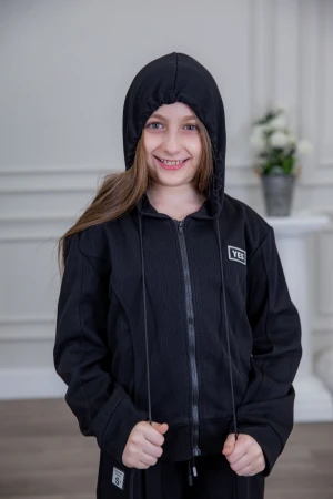 طقم بناتي أنيق قطعتين لون أسود مع قبعة هودي و أكمام طويلة  مع سحاب أمامي و بنطلون بجيوب و مطاط من الأسفل