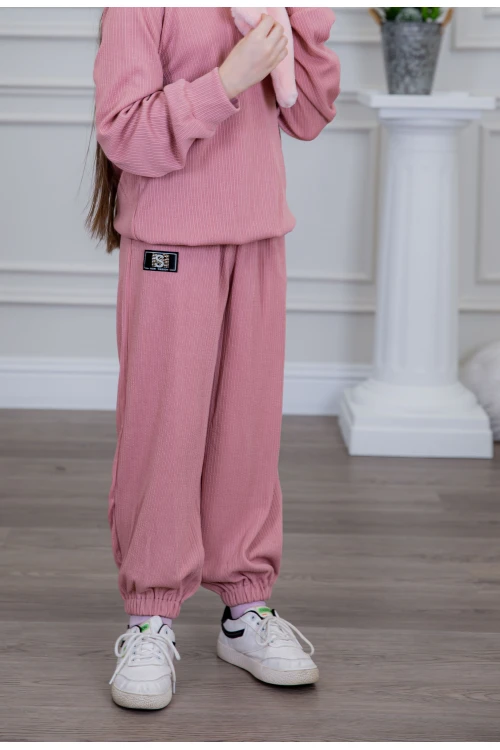 طقم بناتي أنيق قطعتين لون وردي مع قبعة هودي و أكمام طويلة  مع كتابة أمامية و بنطلون بجيوب و مطاط من الأسفل