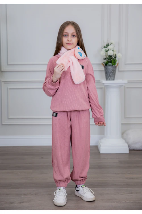طقم بناتي أنيق قطعتين لون وردي مع قبعة هودي و أكمام طويلة  مع كتابة أمامية و بنطلون بجيوب و مطاط من الأسفل