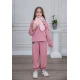 طقم بناتي أنيق قطعتين لون وردي مع قبعة هودي و أكمام طويلة  مع كتابة أمامية و بنطلون بجيوب و مطاط من الأسفل