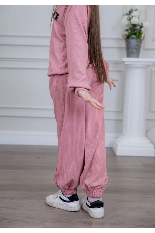 طقم بناتي أنيق قطعتين لون وردي مع قبعة هودي و أكمام طويلة  مع كتابة أمامية و بنطلون بجيوب و مطاط من الأسفل