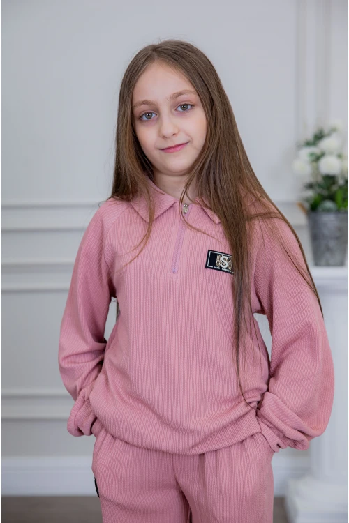 طقم بناتي أنيق قطعتين لون وردي مع قبعة هودي و أكمام طويلة  مع كتابة أمامية و بنطلون بجيوب و مطاط من الأسفل