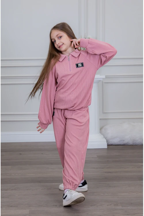 طقم بناتي أنيق قطعتين لون وردي مع قبعة هودي و أكمام طويلة  مع كتابة أمامية و بنطلون بجيوب و مطاط من الأسفل