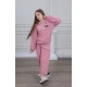 طقم بناتي أنيق قطعتين لون وردي مع قبعة هودي و أكمام طويلة  مع كتابة أمامية و بنطلون بجيوب و مطاط من الأسفل