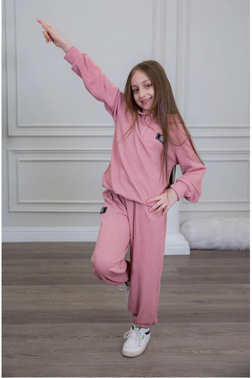 طقم بناتي أنيق قطعتين لون وردي مع قبعة هودي و أكمام طويلة  مع كتابة أمامية و بنطلون بجيوب و مطاط من الأسفل