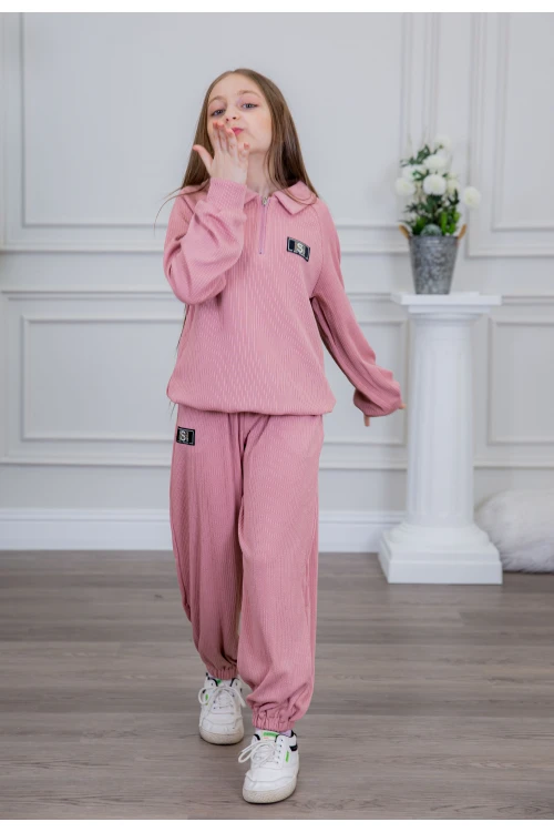 طقم بناتي أنيق قطعتين لون وردي مع قبعة هودي و أكمام طويلة  مع كتابة أمامية و بنطلون بجيوب و مطاط من الأسفل