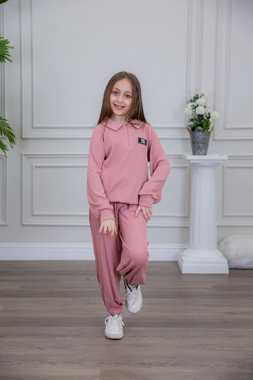 طقم بناتي أنيق قطعتين لون وردي مع قبعة هودي و أكمام طويلة  مع كتابة أمامية و بنطلون بجيوب و مطاط من الأسفل