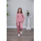طقم بناتي أنيق قطعتين لون وردي مع قبعة هودي و أكمام طويلة  مع كتابة أمامية و بنطلون بجيوب و مطاط من الأسفل