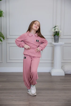 طقم بناتي أنيق قطعتين لون وردي مع قبعة هودي و أكمام طويلة  مع كتابة أمامية و بنطلون بجيوب و مطاط من الأسفل