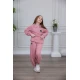 طقم بناتي أنيق قطعتين لون وردي مع قبعة هودي و أكمام طويلة  مع كتابة أمامية و بنطلون بجيوب و مطاط من الأسفل