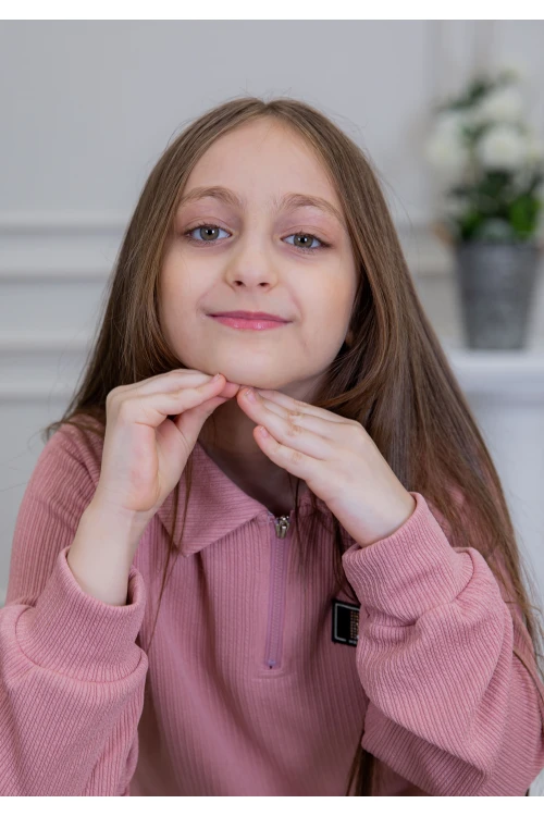 طقم بناتي أنيق قطعتين لون وردي مع قبعة هودي و أكمام طويلة  مع كتابة أمامية و بنطلون بجيوب و مطاط من الأسفل