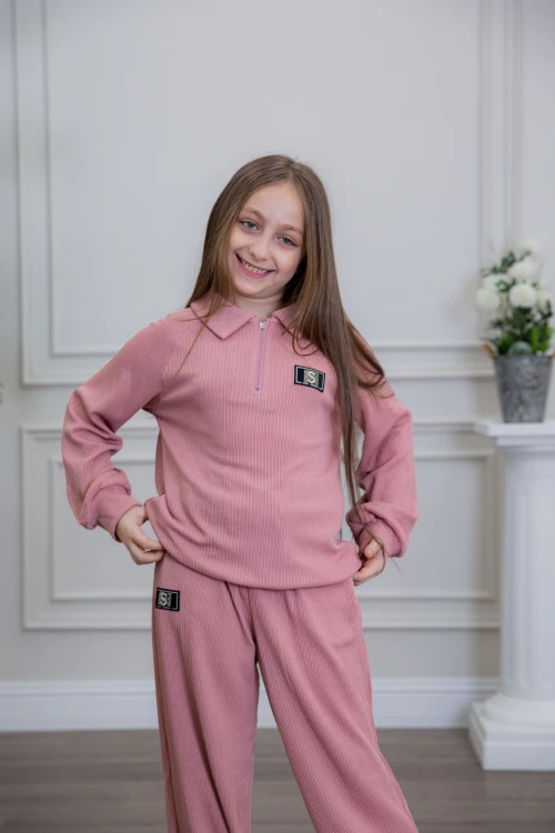 طقم بناتي أنيق قطعتين لون وردي مع قبعة هودي و أكمام طويلة  مع كتابة أمامية و بنطلون بجيوب و مطاط من الأسفل