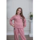 طقم بناتي أنيق قطعتين لون وردي مع قبعة هودي و أكمام طويلة  مع كتابة أمامية و بنطلون بجيوب و مطاط من الأسفل