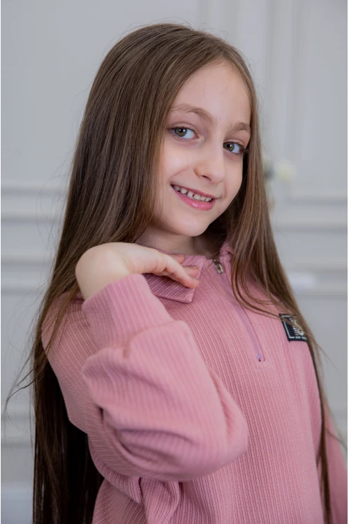 طقم بناتي أنيق قطعتين لون وردي مع قبعة هودي و أكمام طويلة  مع كتابة أمامية و بنطلون بجيوب و مطاط من الأسفل