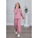 طقم بناتي أنيق قطعتين لون وردي مع قبعة هودي و أكمام طويلة  مع كتابة أمامية و بنطلون بجيوب و مطاط من الأسفل