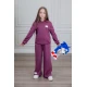 طقم بناتي أنيق قطعتين لون بنفسجي أكمام طويلة مع كتابة أمامية و بنطلون بجيوب و مطاط من الأسفل
