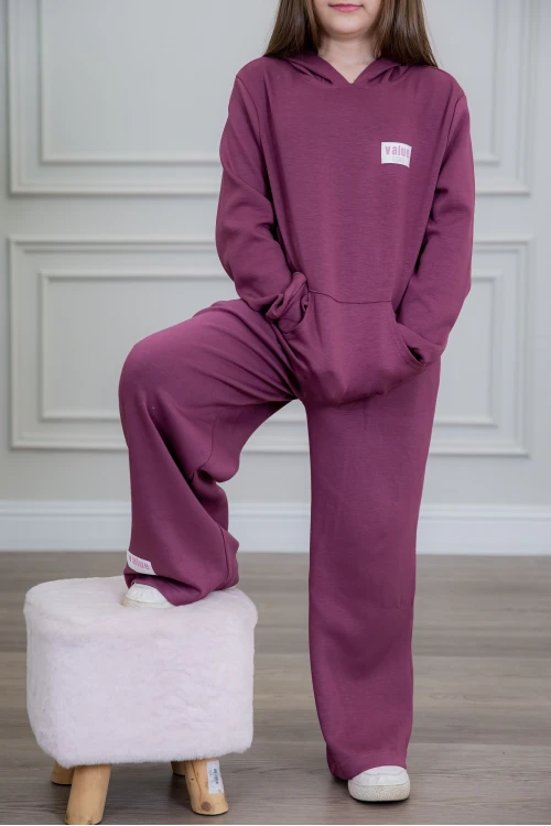 طقم بناتي أنيق قطعتين لون بنفسجي أكمام طويلة مع كتابة أمامية و بنطلون بجيوب و مطاط من الأسفل